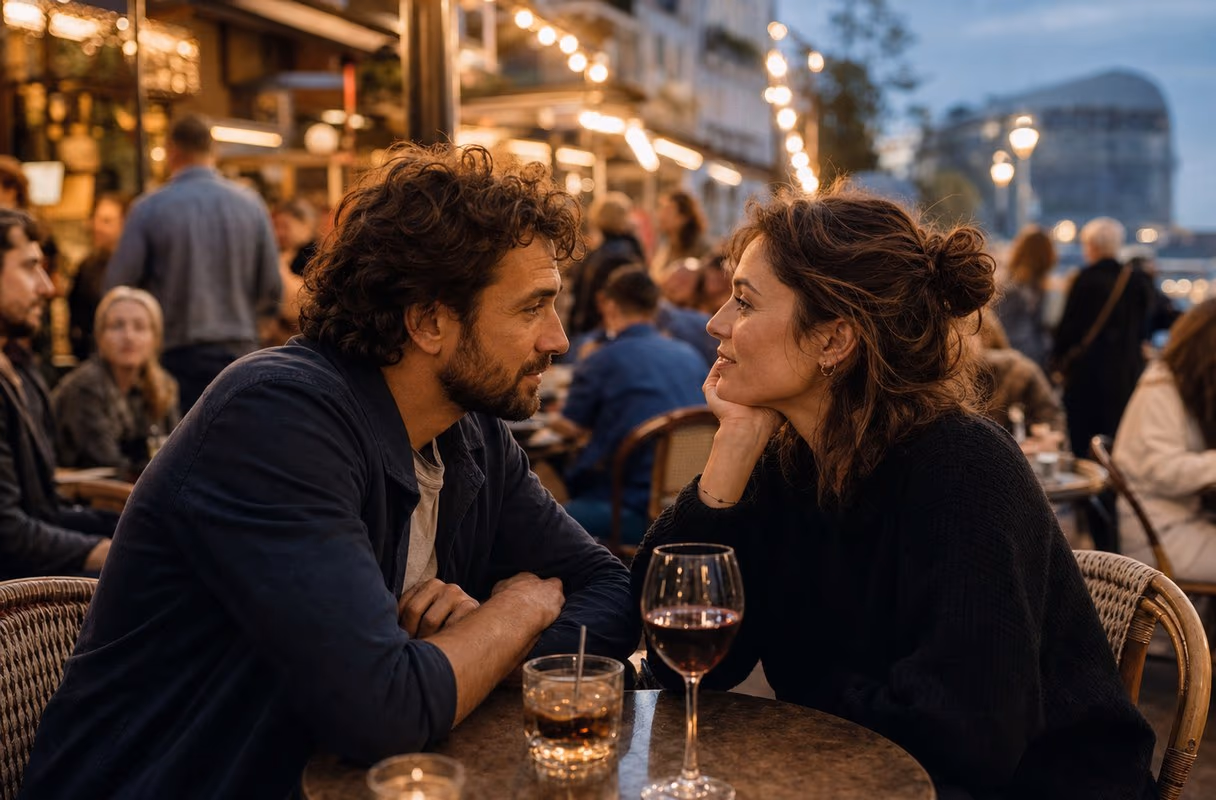 Ein Paar im engen Gespräch an einem Cafétisch im Quartier Les Pâquis am Abend