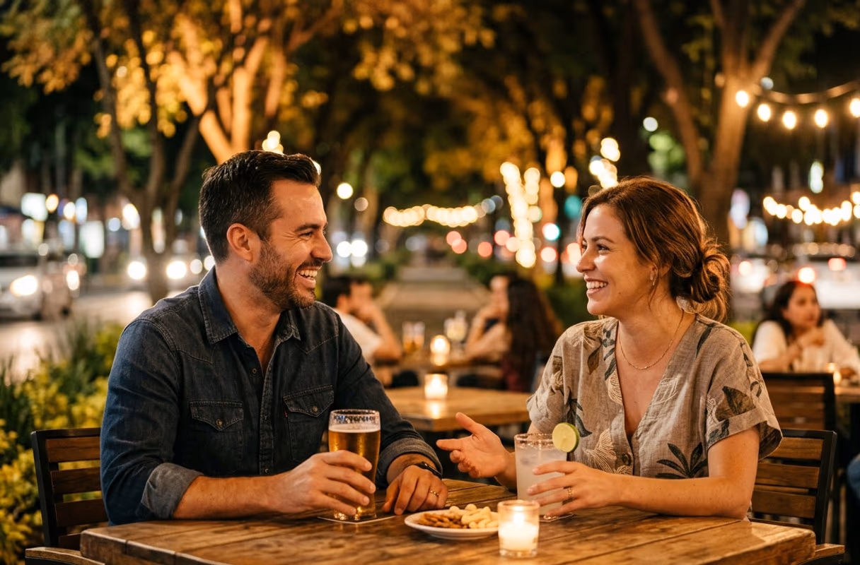 Chapultepec de noche — la arteria nocturna de la ciudad Una pareja conversando con bebidas en la mesa de un bar sobre la avenida Chapultepec de Guadalajara por la noche