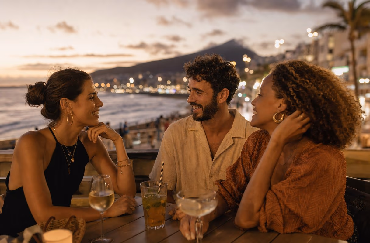 Eine kleine Runde im Gespräch auf der Promenade von Las Canteras in Las Palmas am Abend
