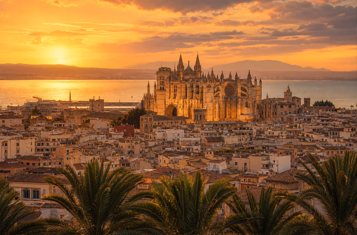Blick über Palmas Kathedrale und die Bucht bei Sonnenuntergang